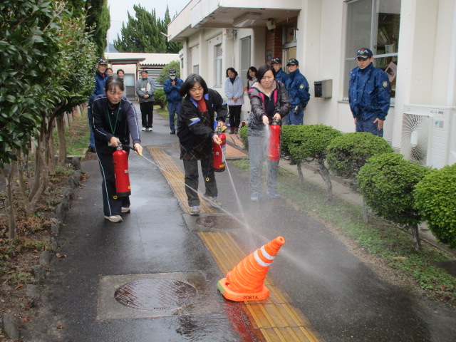 消火器訓練を行う職員