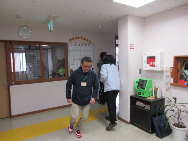 避難誘導の訓練をする職員