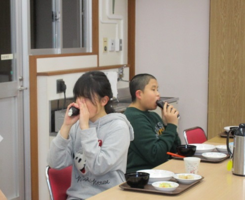恵方巻きを食べる様子