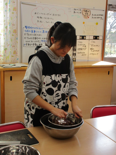 湯せんにかけているところです。
