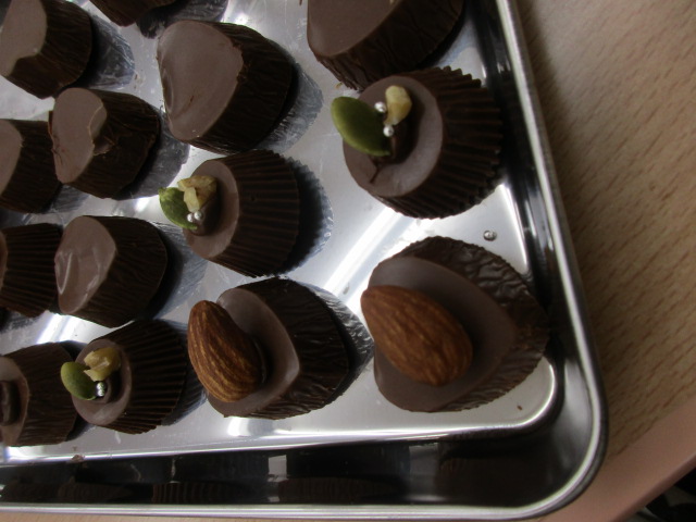 ハートと丸型のチョコレートです。