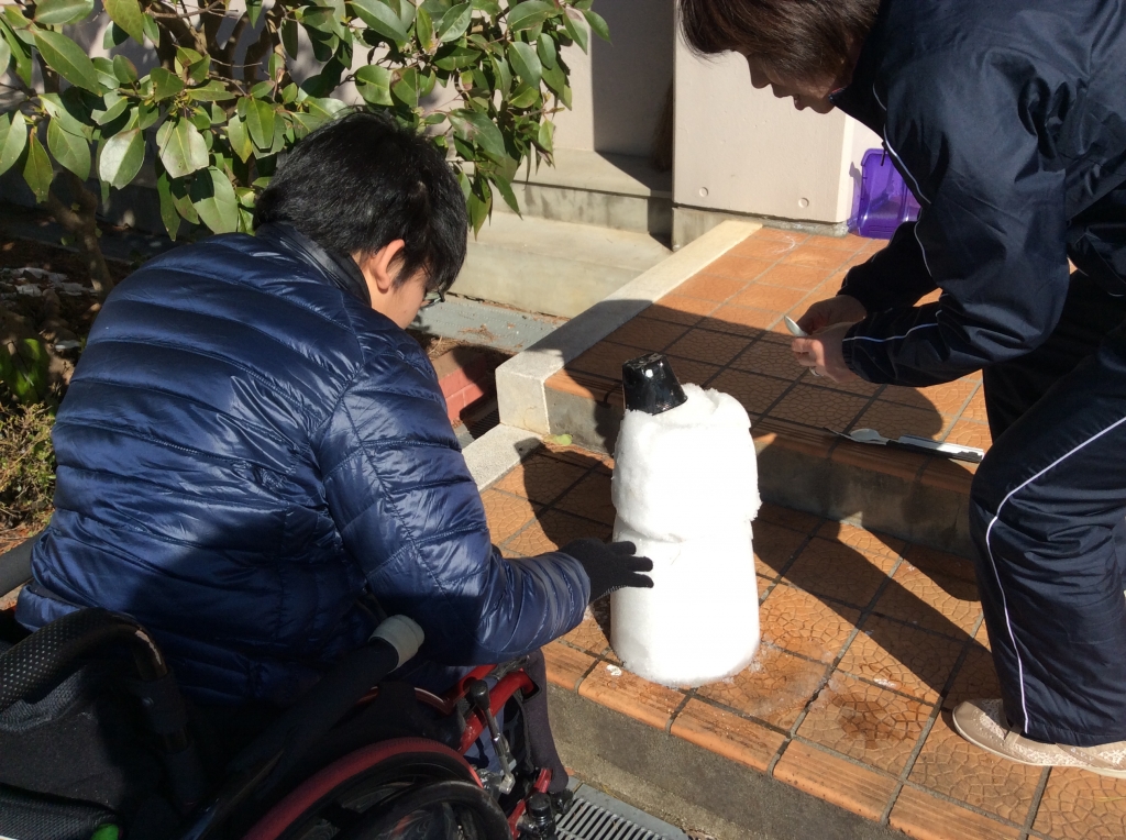 雪だるまを作っている様子
