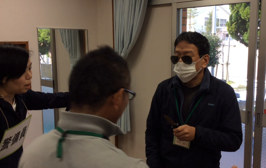 ナイフを持った凶悪な不審者現る。