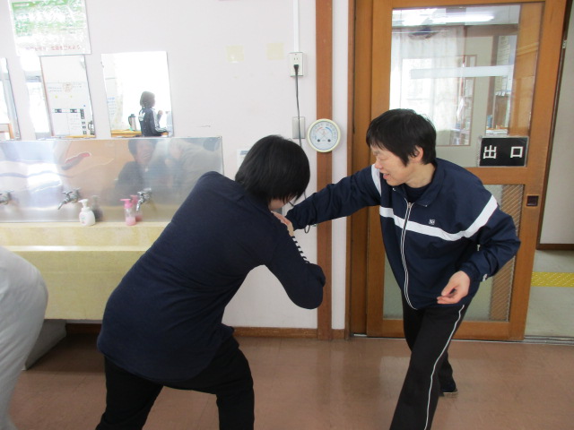 女性職員も真剣に取り組みました。
