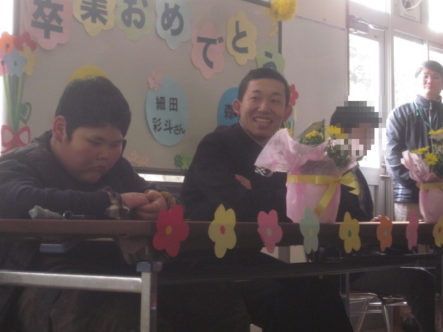 スライドショーを鑑賞する卒業生