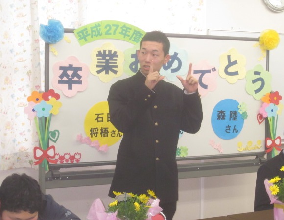 挨拶をする卒業生