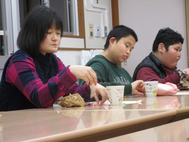 お菓子を食べて談笑中