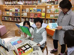 本を読んでいる様子