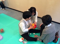 おはなしの部屋であそんでいます
