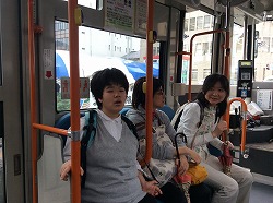 バスに乗っています。