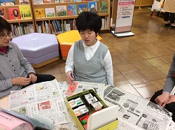 しおりづくりをしています