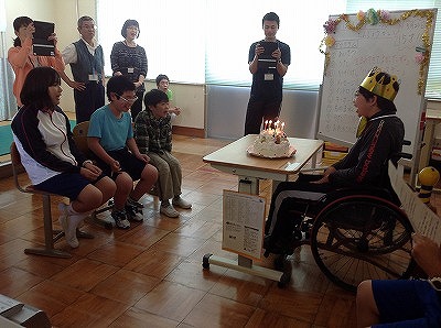ローソクで火を消す様子