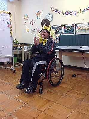 祝福される生徒