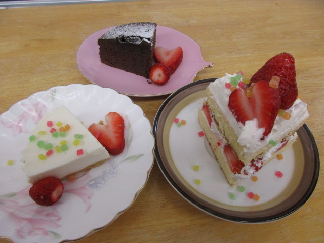 カラフルなケーキがいろいろあります。