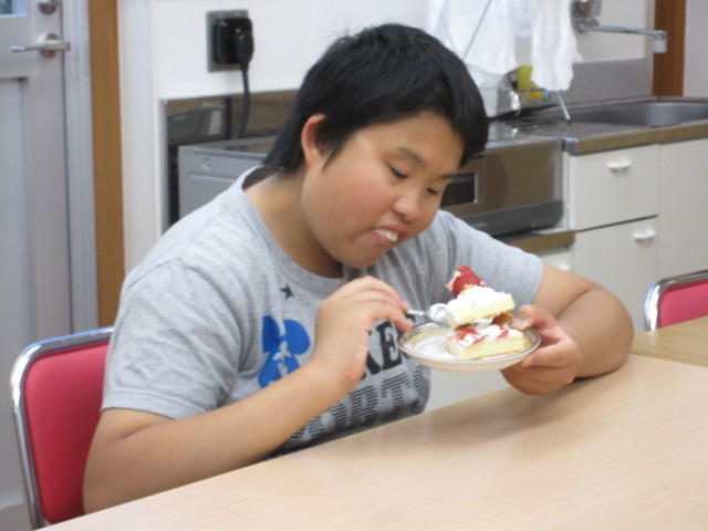 おいしくケーキを味わっています。