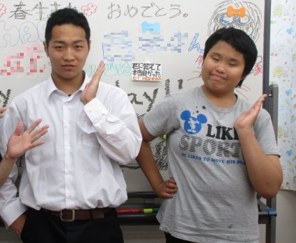 誕生日を祝っていただいた二人の笑顔の写真です。