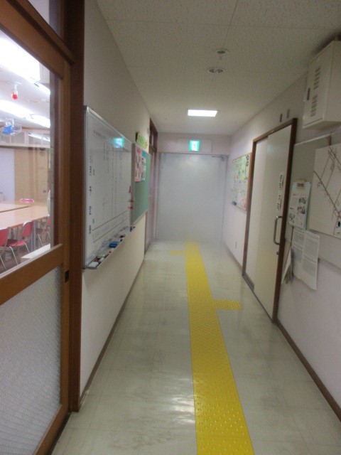 廊下に煙が広がっている