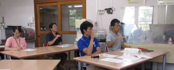 手話を学ぶ職員