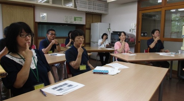 手話を学ぶ職員　日曜　来週　7時…