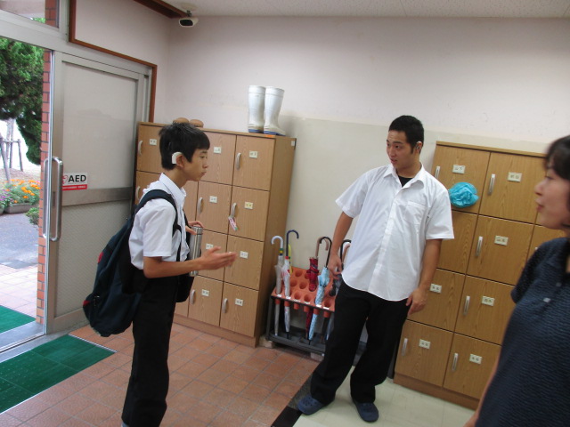 夏休みが終わり生徒が帰舎してくる様子