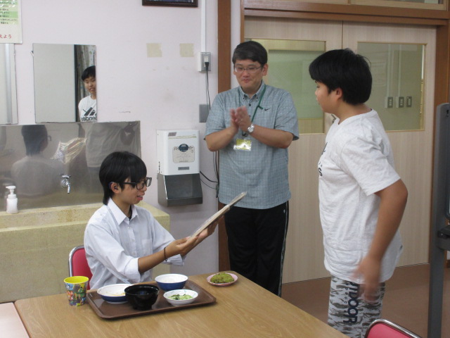 誕生日ボードを誕生者に渡す様子