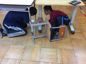 机の下に避難