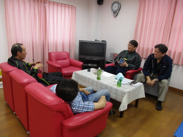 舎生と職員の語らいのひと時の写真です。