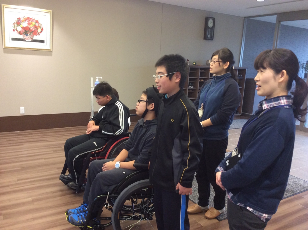 施設見学をしている様子