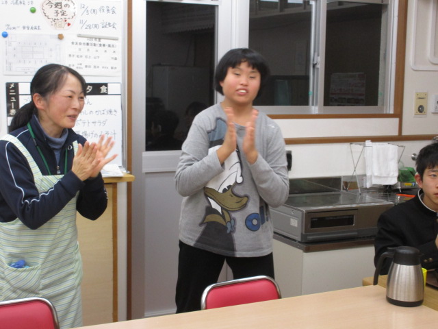 誕生日の歌を歌って会を盛り上げる舎生