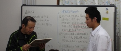 舎生みんなからのメッセージプレゼントを受け取る誕生者