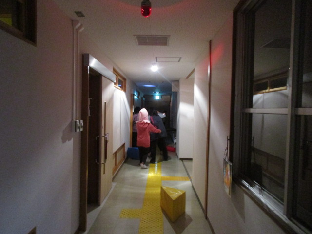 避難のため非常口へ向かう様子（女子棟）