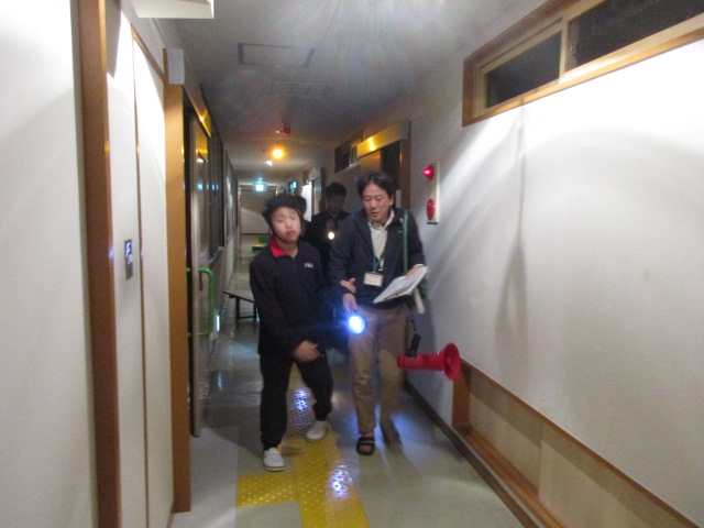 避難のため非常口へ向かう様子（男子棟）