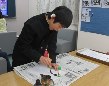 書き初めをしている様子４