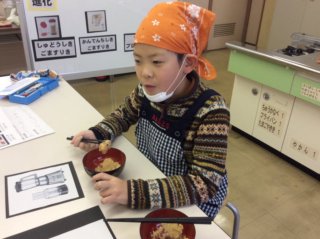 できたこなこできなこもちを食べている様子