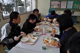 交流給食の様子①
