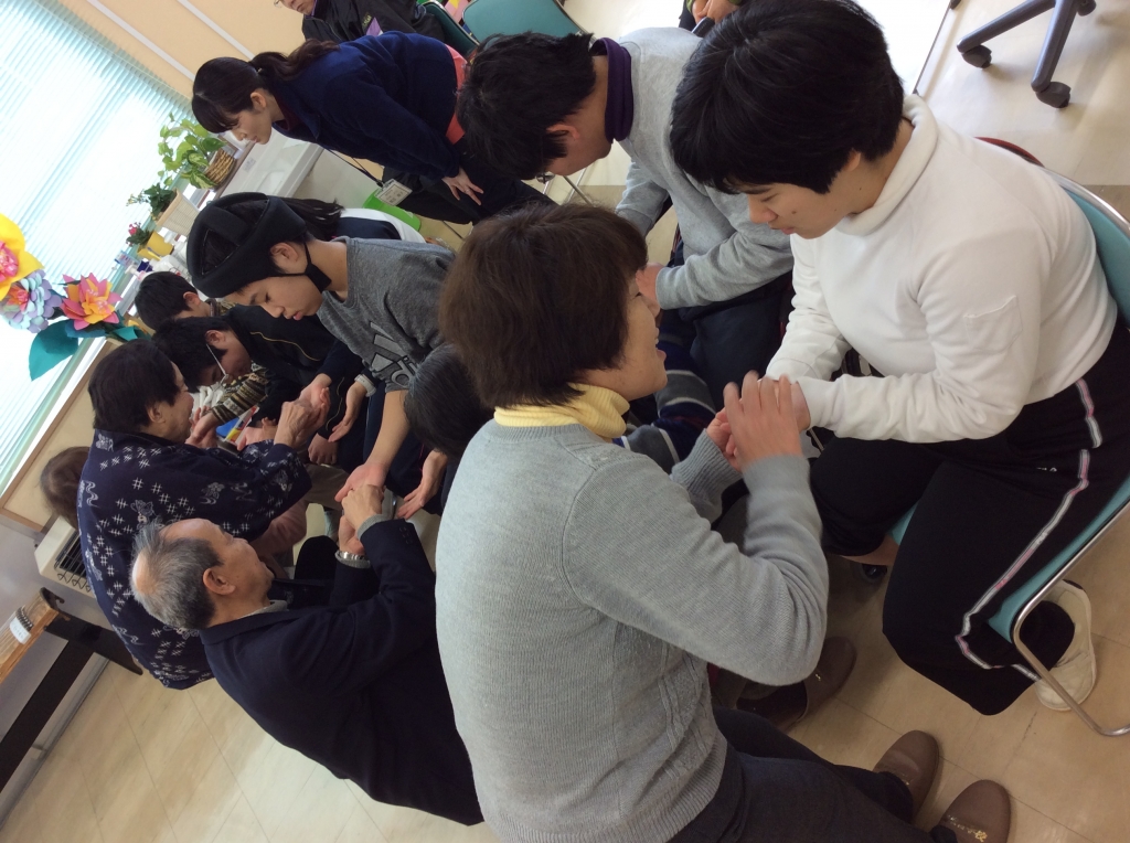 手遊びをしている様子