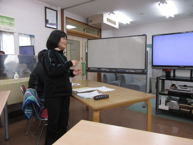 研修係が始めの挨拶を手話でしています。