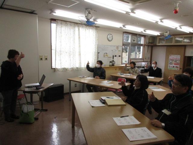 手話の勉強をしている写真です
