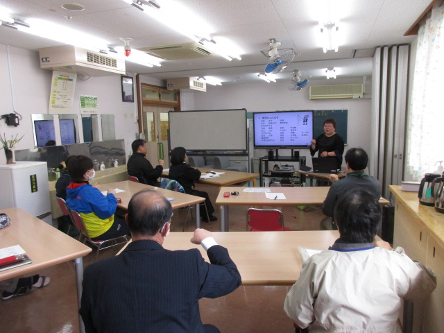 手話表現をしている写真です。