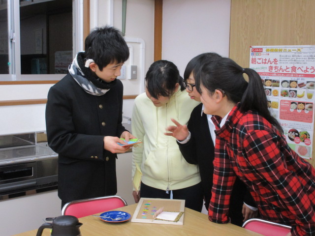 メッセージを囲んで読んでいる