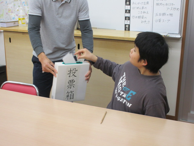 投票箱に投票する聾生女子