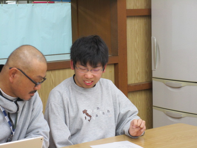 高校生の舎生と職員
