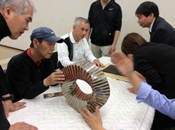 作品に触らせてもらう様子
