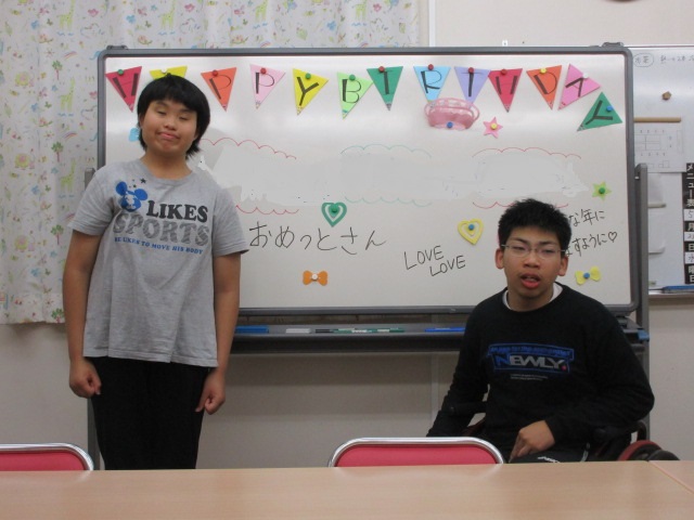 誕生日の二人が笑顔で並んでいる写真です。