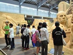 砂の美術館を見学するようす