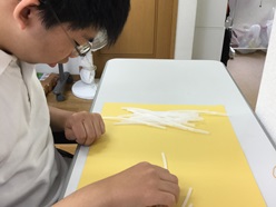 作業所でストローを数える作業をしています