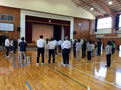 みんなでエールをおくるようす