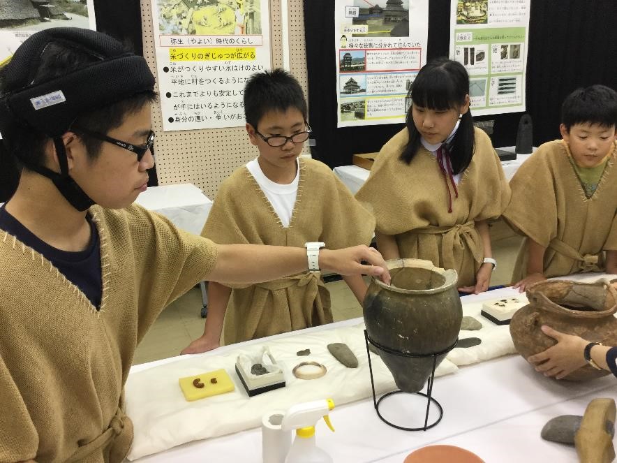縄文土器に触れている様子
