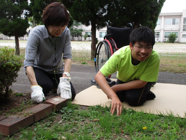 笑顔で草抜き中です。