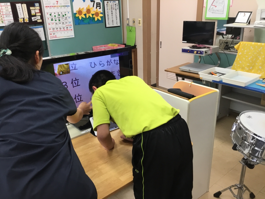 画面に映る文字を読んでいる様子